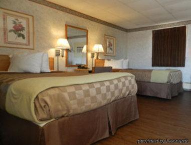 Rodeway Inn Pittsfield Bagian luar foto