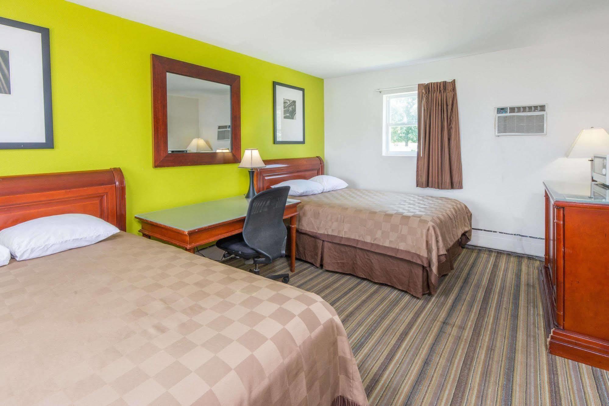 Rodeway Inn Pittsfield Bagian luar foto