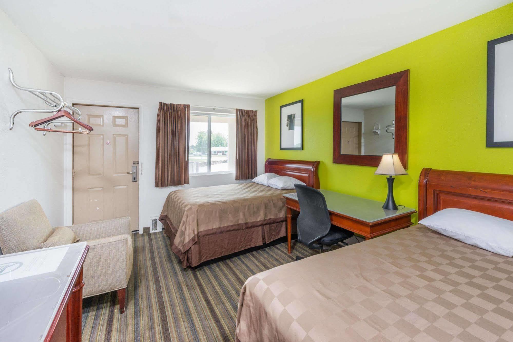Rodeway Inn Pittsfield Bagian luar foto