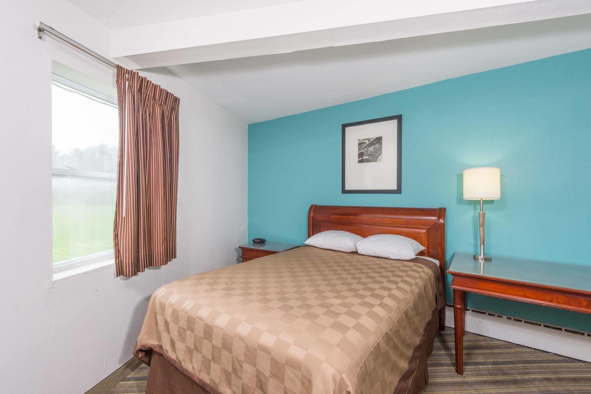 Rodeway Inn Pittsfield Bagian luar foto