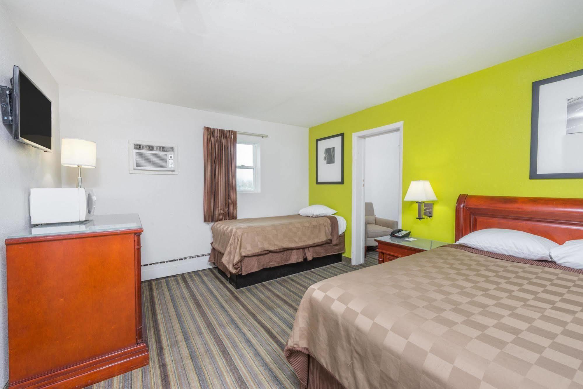 Rodeway Inn Pittsfield Bagian luar foto