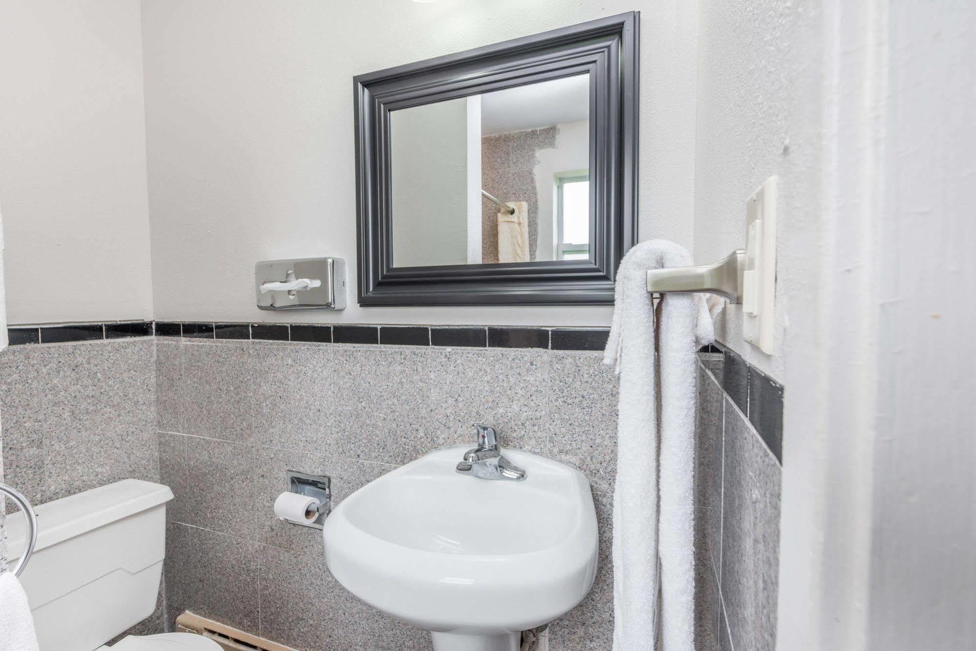 Rodeway Inn Pittsfield Bagian luar foto