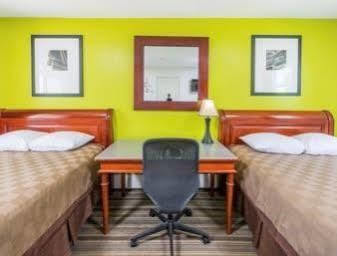 Rodeway Inn Pittsfield Bagian luar foto